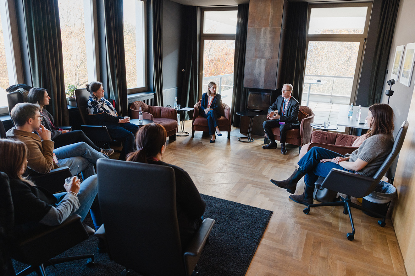 Diskurs im Kaminzimmer Christin des Veranstaltungsortes Peter Edel