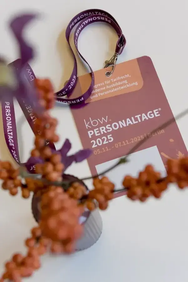 Ein Tagungs-Badge am Band