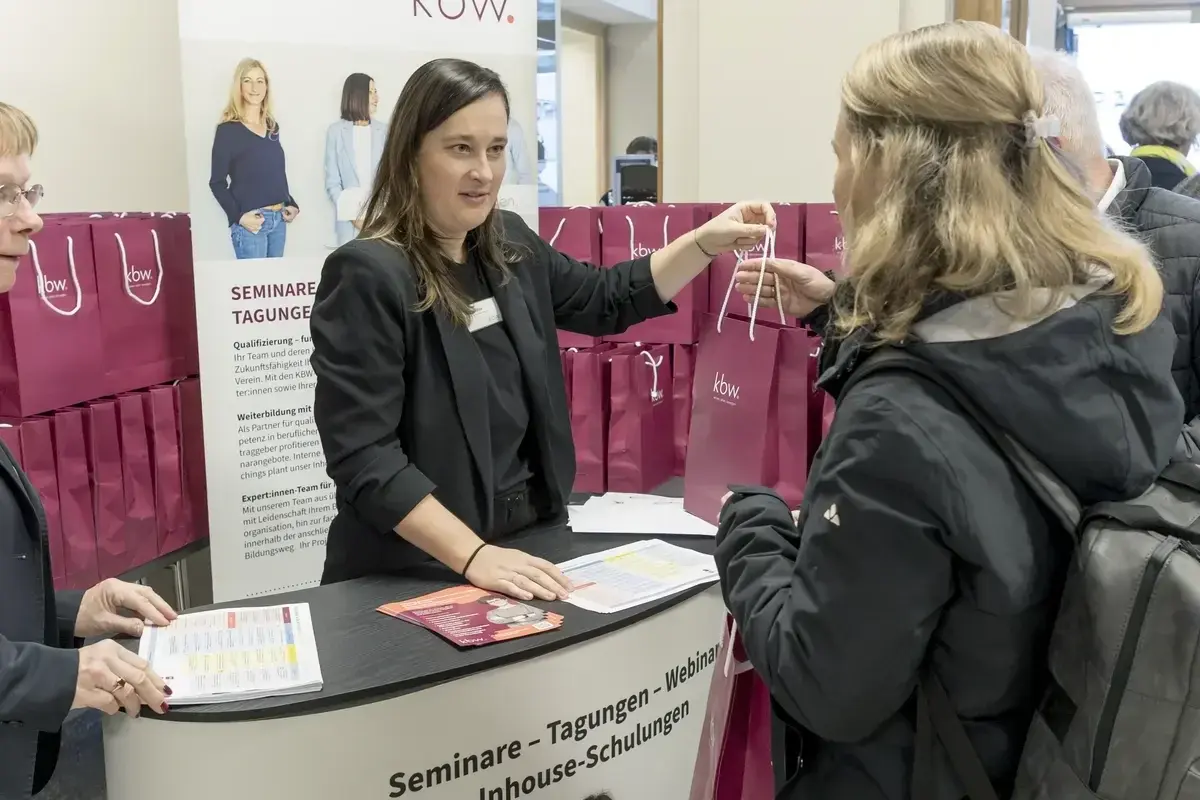 Die Teilnehmenden erhalten ihre Goodie-Bags