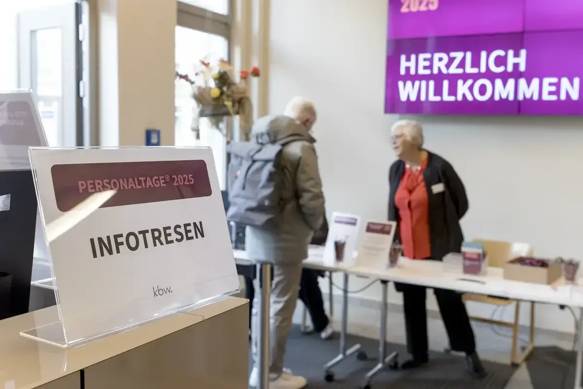 Blick auf den Infrotresen im Empfangsbereich