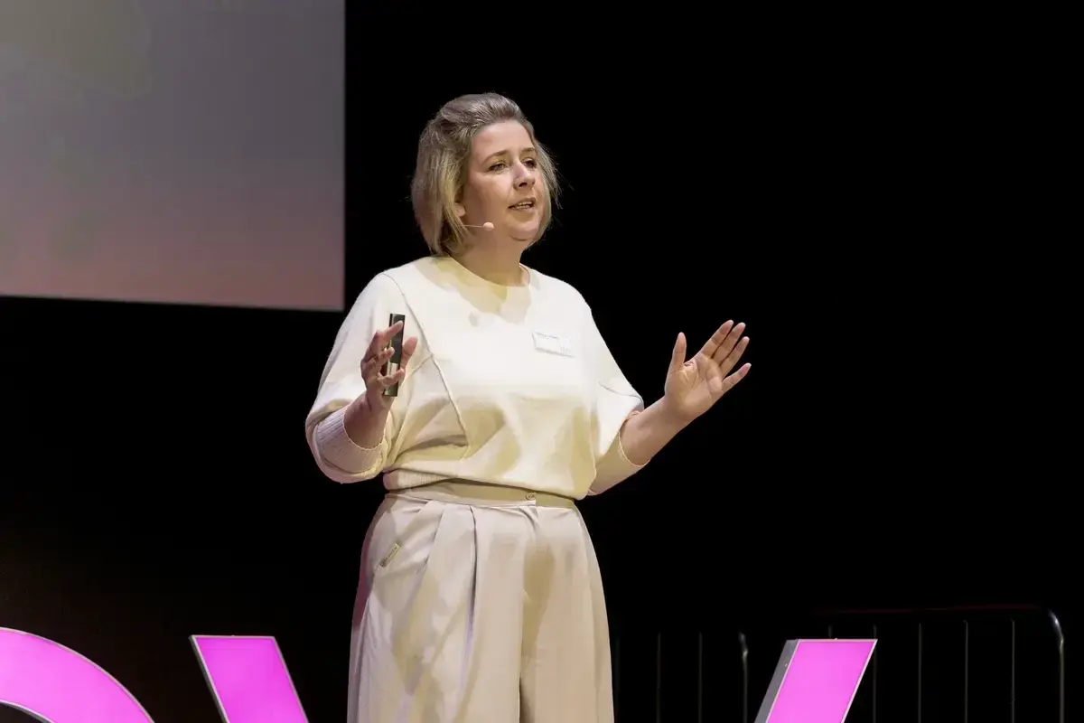 Geschäftsführerin Ulrike Urbich heißt die Gäste willkommen.