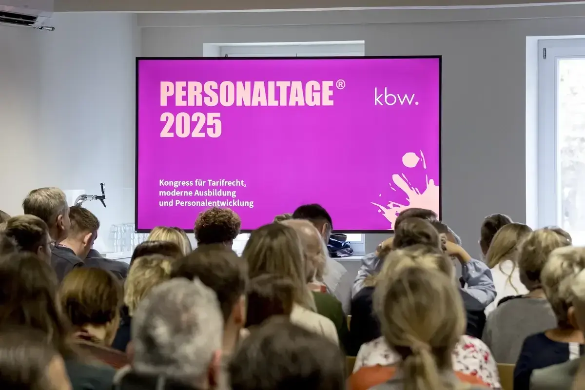 Beginn des ersten Seminars in Raum 03, Blick auf den aufgestellten Screen.