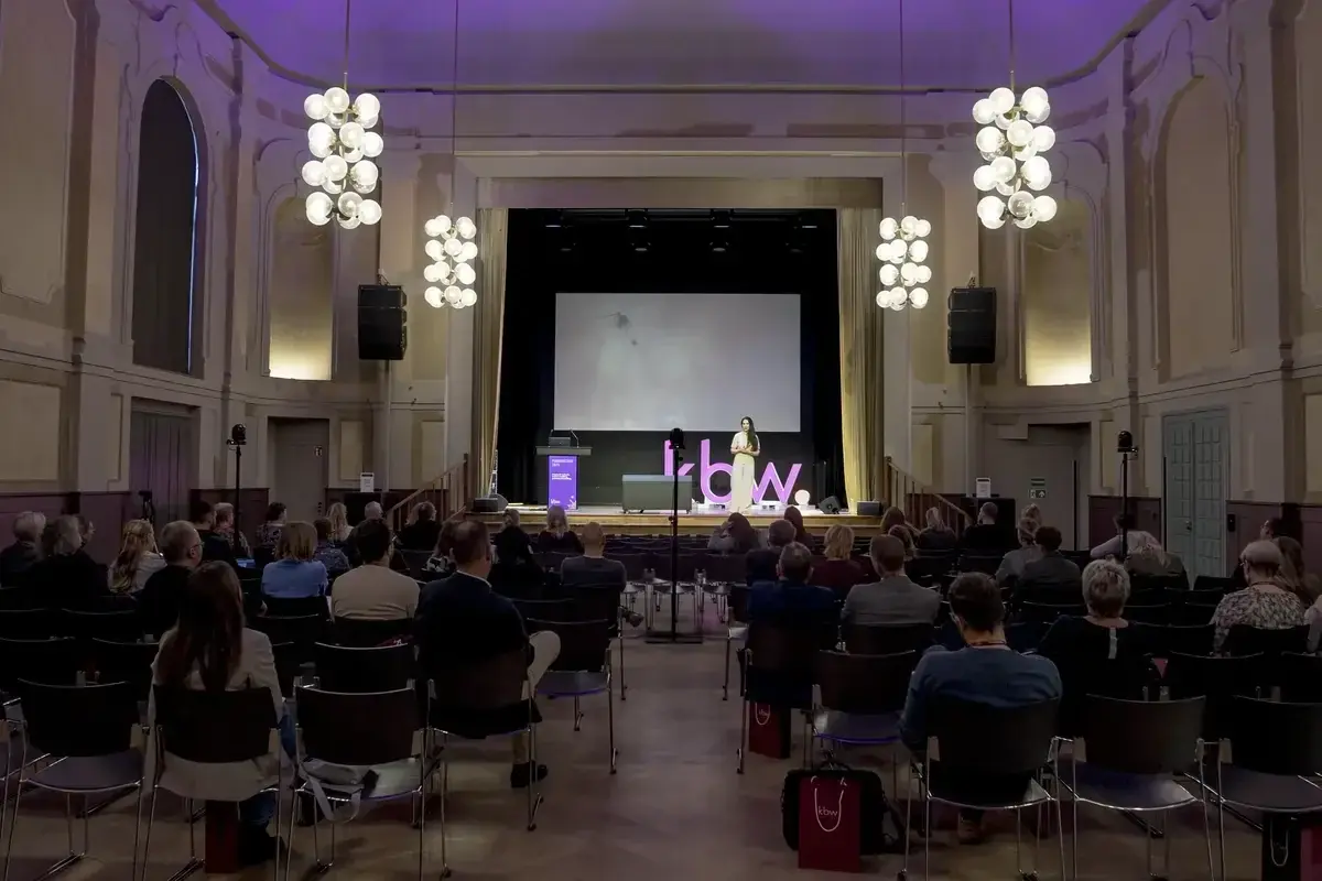 Blick in den bestuhlten und beleuchteten Festsaal