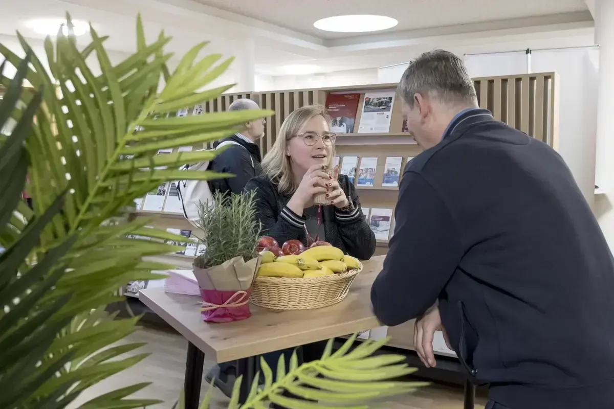 Gäste unterhalten sich angeregt in der Networking-Area