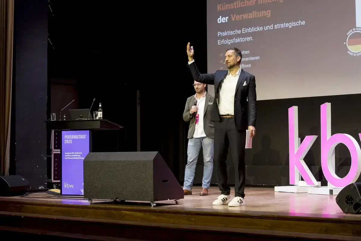 Speaker werden mit Applaus von der Bühne verabschiedet