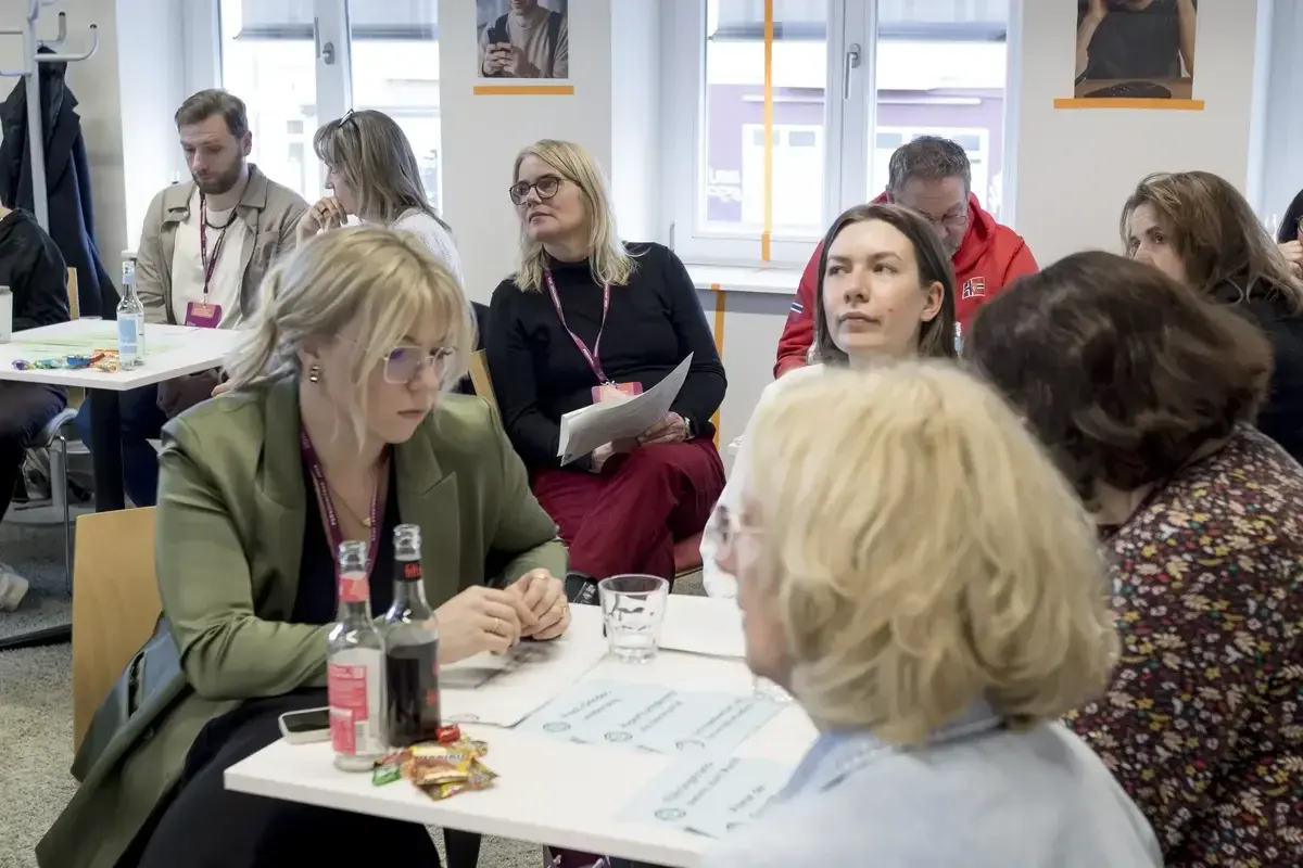 Gäste unterhalten sich rege im Networking-Bereich