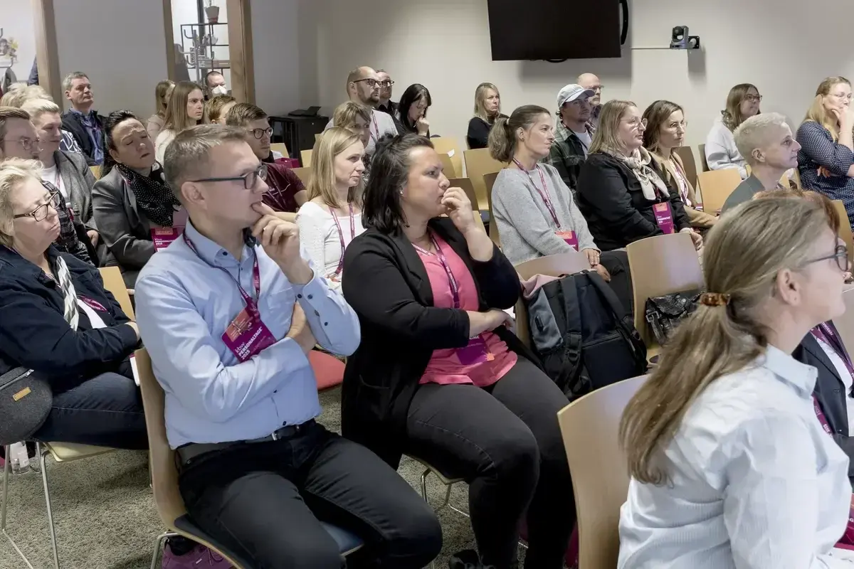 Gäste lauschen gespannt den Dozierenden in Raum 16