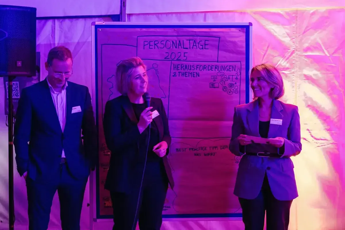 Geschäftsführerin Ulrike Urbich eröffnet den Netzwerkabend im Partyzelt