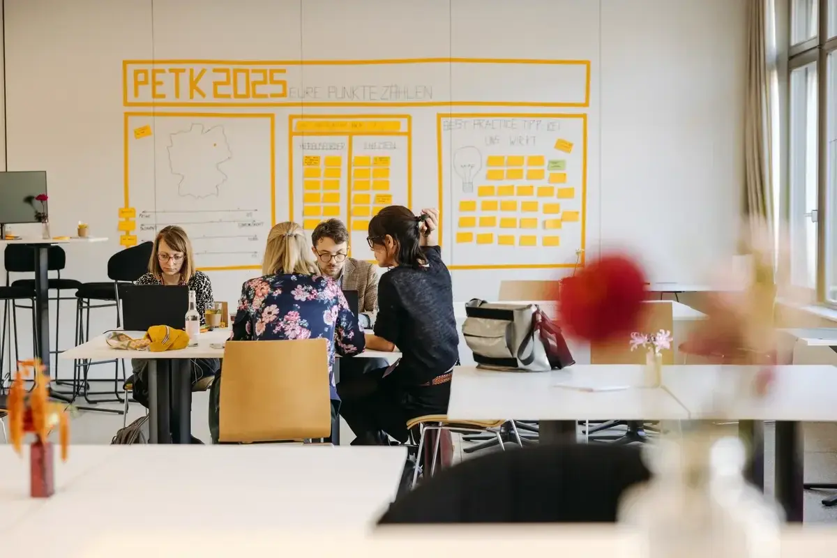 Teilnehmende in der Networking Area bei einer Unterhaltung