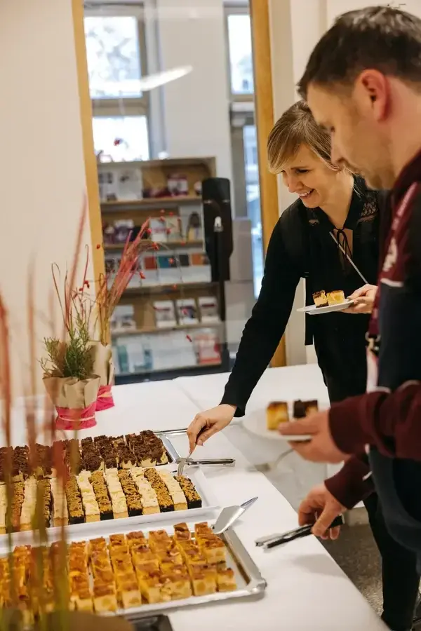 Teilnehmende erfreuen sich am Kuchenbuffet