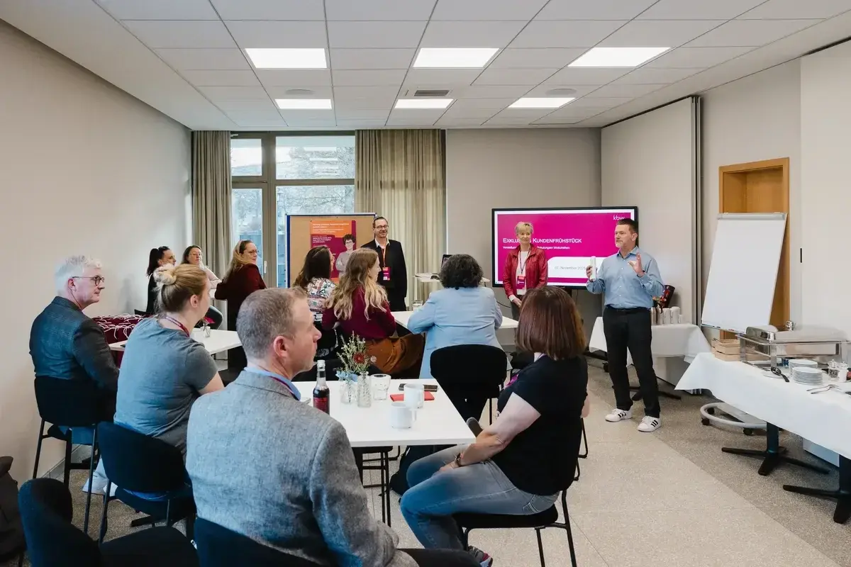 Holger Hohensee eröffnet das exklusive Kundenfrühstück