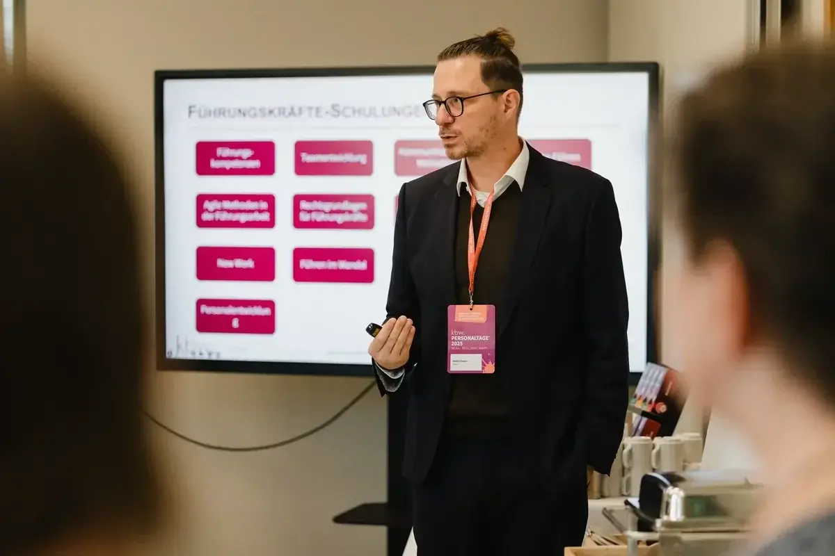 Dozent Heiko Tholen während seines Impulsvortrags beim Kundenfrühstück