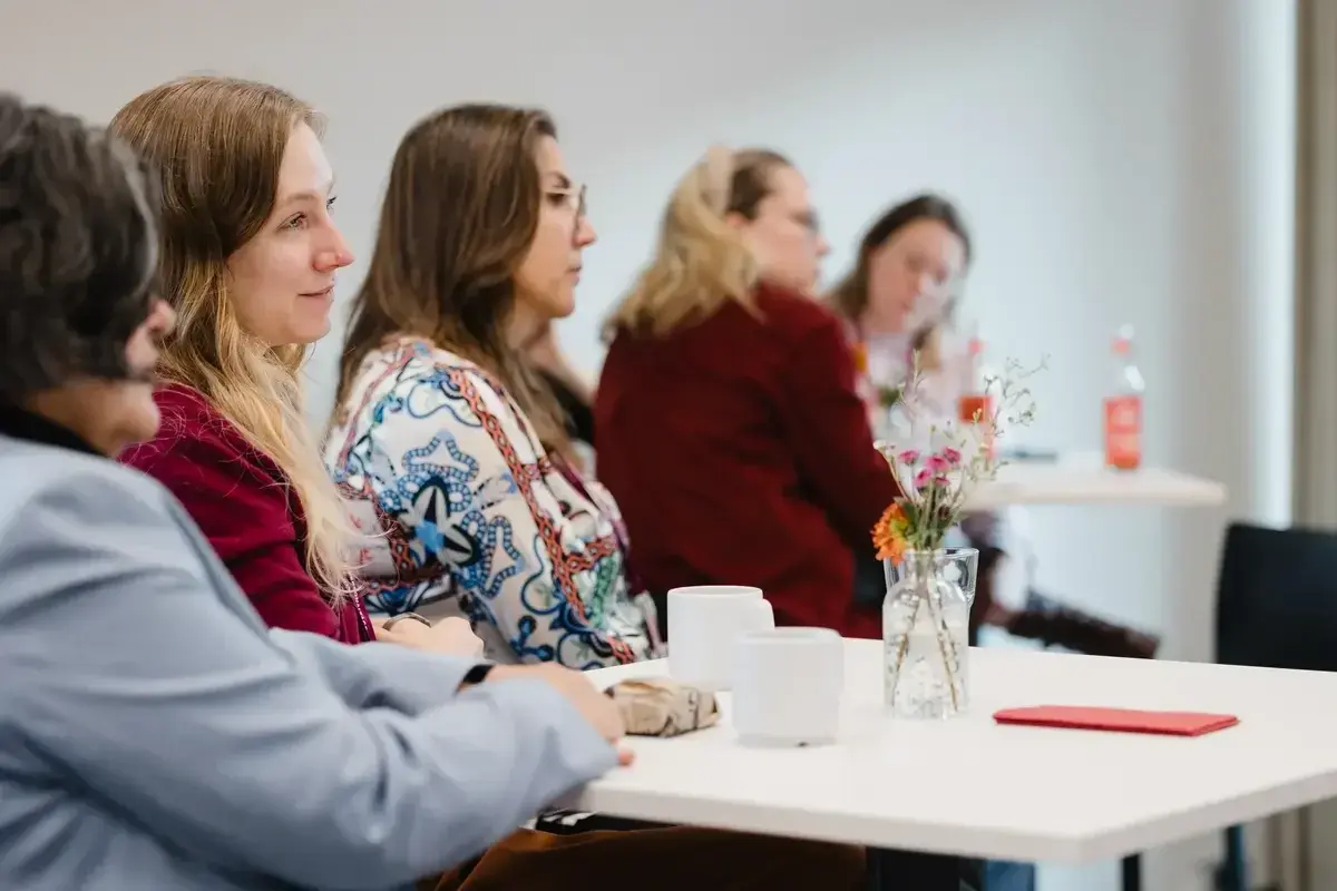 Gäste des Kundenfrühstücks lauschen dem Impulsvortrag