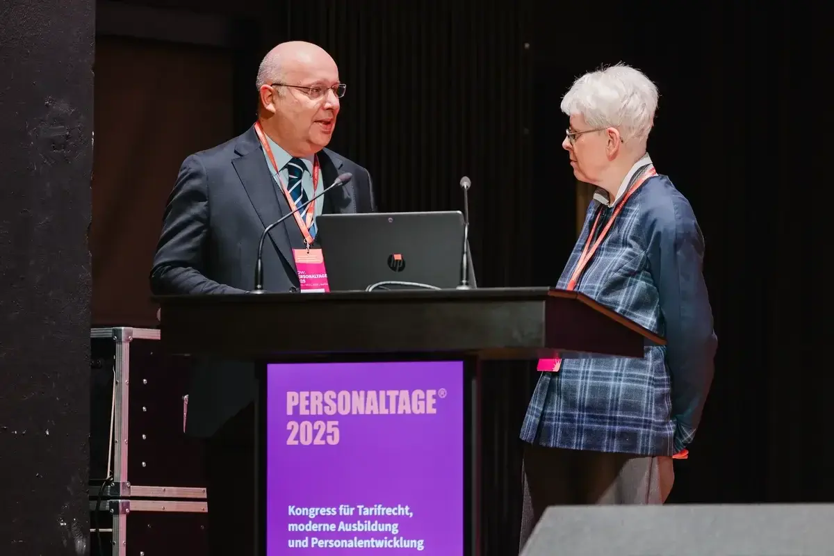 Speaker Tobias Thauer eröffnet die Keynote von Dozentin Karin Spelge