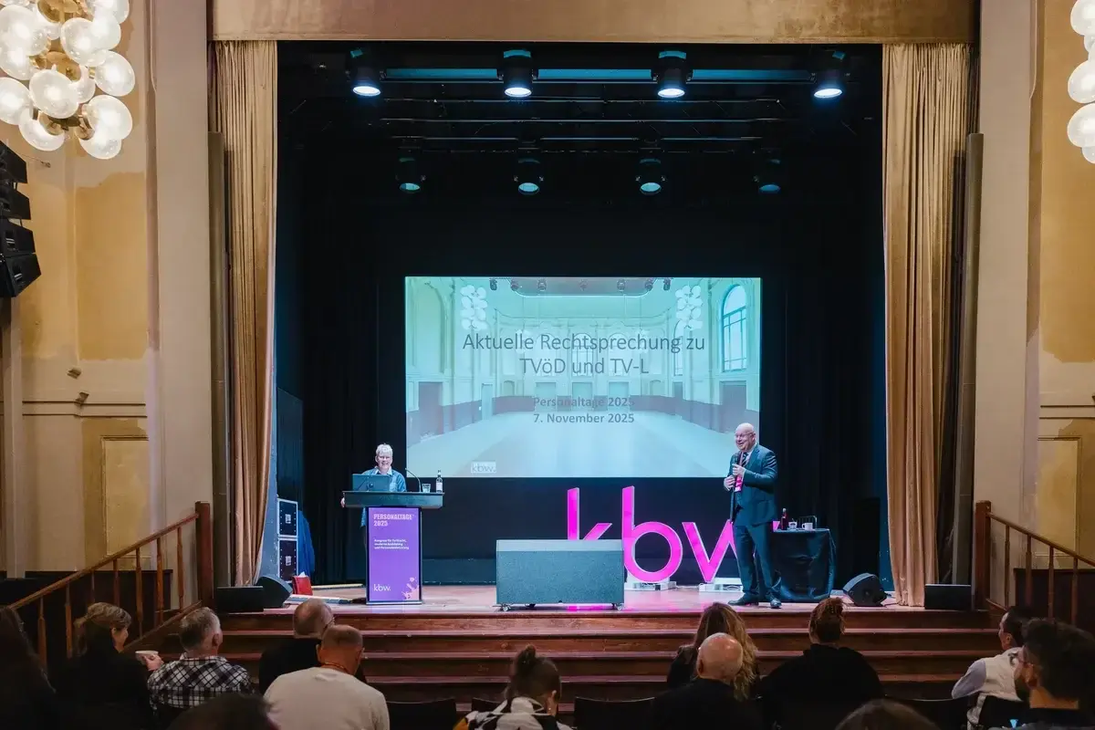 Tobias Thauer und Karin Spelge auf der Bühne des PETER EDEL Festsaals