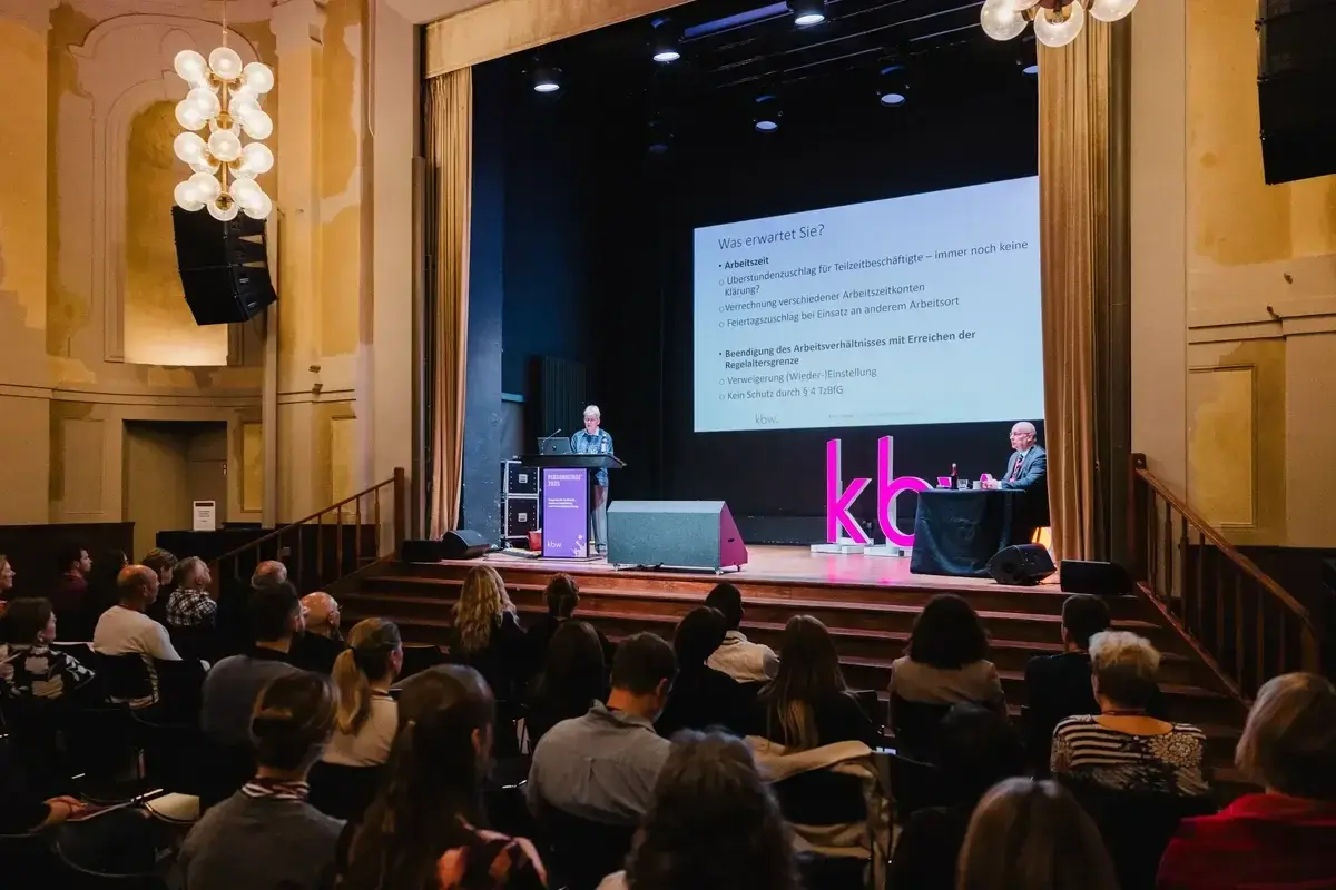 Blick auf die Bühne während der Keynote von Karin Spelge
