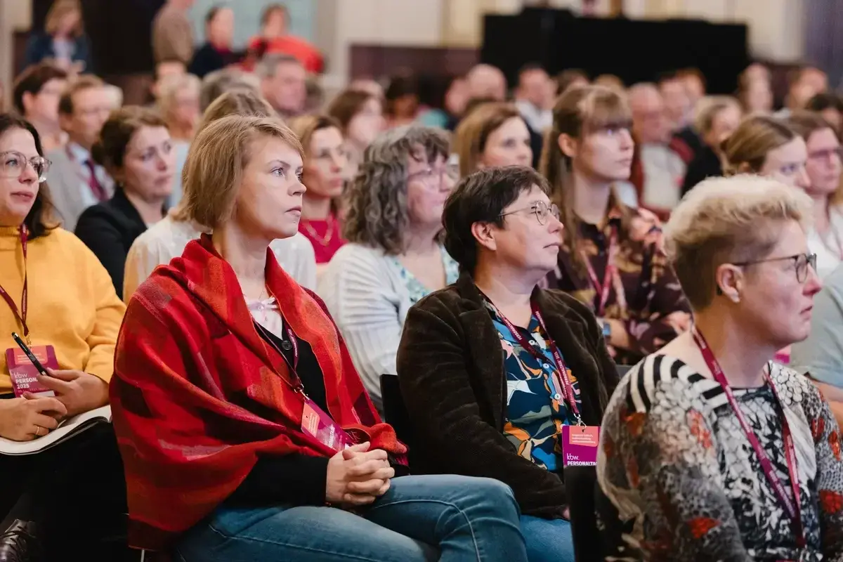 Aufmerksam lauschende Teilnehmende