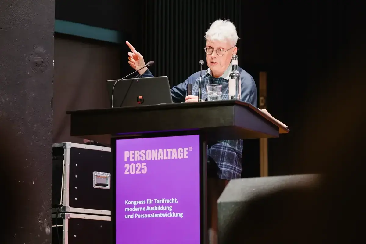 Dozentin Karin Spelge gestikuliert energetisch während ihres Vortrags