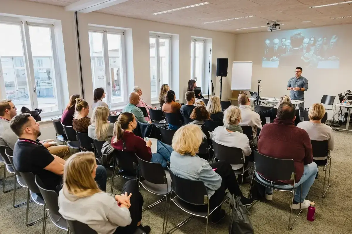 Blick in Raum 05/06 während eines Hybridseminars