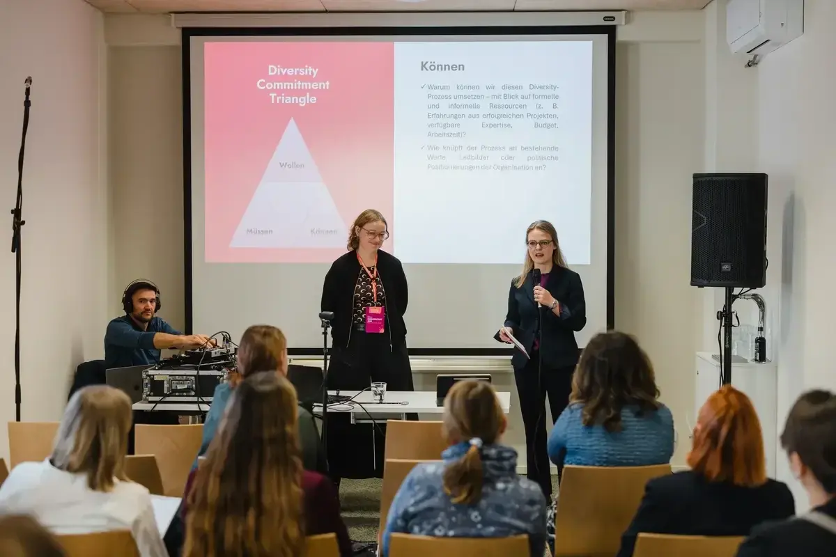 Blick in Raum 04 während eines Hybridseminars