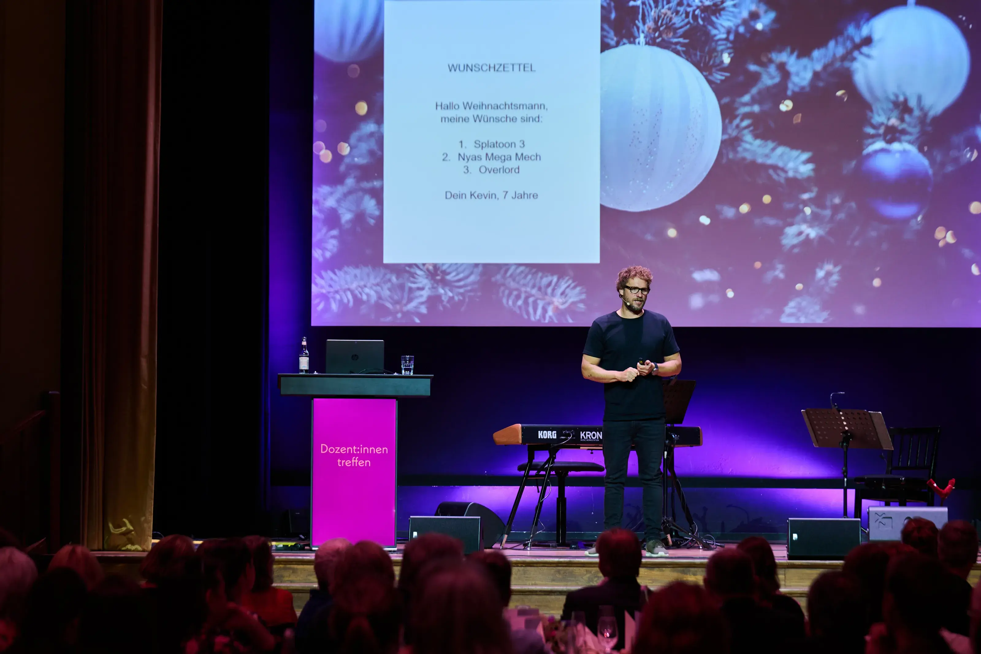 Keynote-Speaker Max Hergt auf der PETER EDEL-Bühne