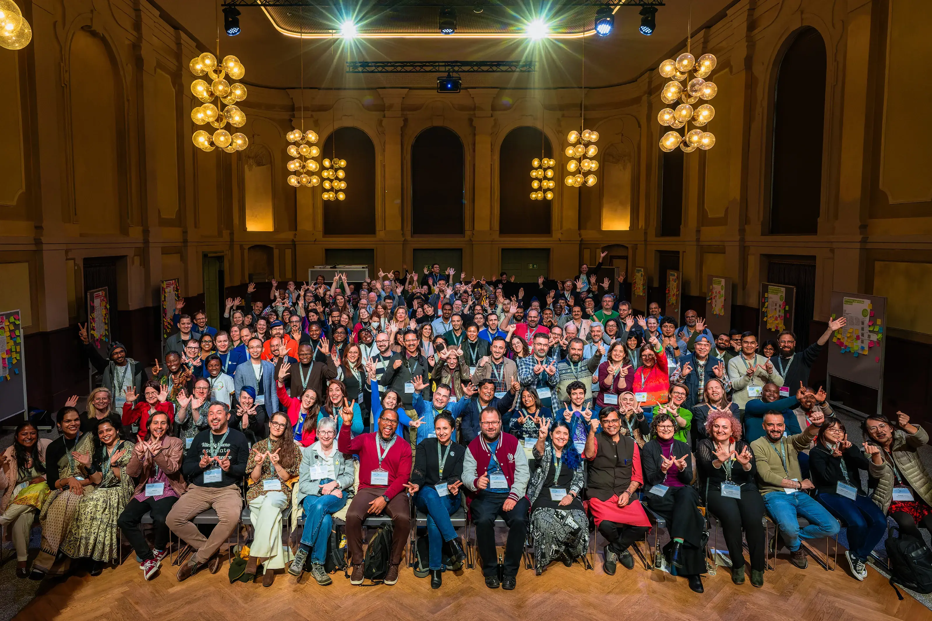 Lachende Gäste beim Wikimedia Summit 2024